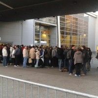 La foule s'accumule à paris manga.