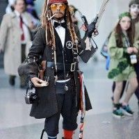 Tous les rôles de Johnny Deep en un seul costume! Bon ok il en manque sans doute...