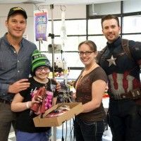 Visite de #ChrisPratt et #ChrisEvans à l'hôpital de Seattle. belle image de générosité!