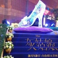 Notre correspondant chinois nous envoie cette photo sur la promo de #Cendrillon en Chine #Disney