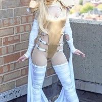 Ca c'est le genre de cosplay où il vaut mieux est sûr de son épilation! Cosplay Emma Frost mais si je me trompe corrigez moi.