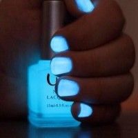 Vernis à ongles qui brillent dans le noir. Pour être belle jusqu'au bout des ongles !