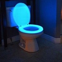 Des toilettes néon pour éviter les eclaboussures dans le noir #geek