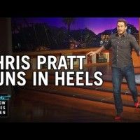 Vidéo de #ChrisPratt courant en talons aiguilles. Va-t-il se casser la gueule ?