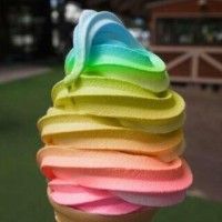 Cornet de glace italienne arc-en-ciel