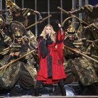 La chanteuse #Madonna entourée de #samourais