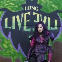 @DoveCameron sera à Paris pour la promotion de Descendants sur @DisneyChannel. Avez-vous des questions à lui poser?