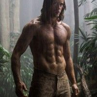 On voit mieux les abdos de Alexander Skarsgard sur cette photo Tarzan 2016