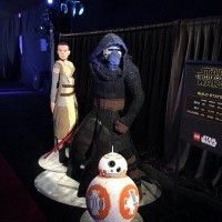 Kylo Ren, Rey et #Bb8 en lego lors de la première de #StarWarsLeRéveilDeLaForce