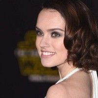 Un magnifique sourire de l'actrice Daisy Ridley qui incarne Rey dans le film #StarWarsLeRéveilDeLaForce