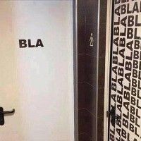 cliché des filles papotant au wc