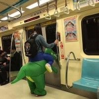 y a un dinosaure dans le métro japon