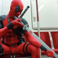 Je suis dans le metro pour aller regarder #Deadpool.