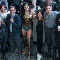 le tournage de #WonderWoman est fini. photo de l'équipe avec gal gadot et chris pine