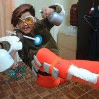 #Overwatch pas de flingues ? prenez des vaporisateurs pour le #Cosplay de Tracer