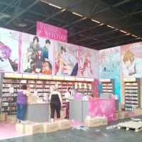 Le stand #Shojo de #Delcourt en jette pas mal juste en face de @ki_oon_Editions. Les vendeurs de @ki_oon_Editions vont devoir aimer le rose!... [lire la suite]