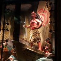 Vaiana est à l'honneur au #DisneyStore des champs elysees #VaianaLaLégendeDuBoutDuMonde