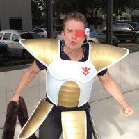 James Marsters cosplayé en prince saiyan. il lui manque les cheveux et ca  ferait un bon Vegeta.