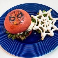 Burger et toile d'araignée au #SpiderMan Café au #Japon