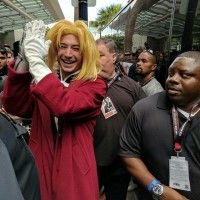 #EzraMiller l'acteur de #Flash dans #JusticeLeague cosplayé en Edward Elric de #FullmetalAlchemist au salon #ComicCon de San Diego