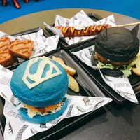 #Burger #Superman et #Batman au Tokyo #ComicCon #Popculture #DcComics