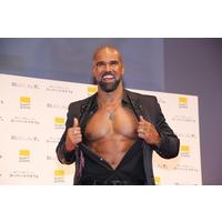 Au #Japon, #ShemarMoore l'acteur de Esprits criminels et SWAT montre ses abdos !