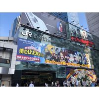 Affiche géante My Hero Academia à la station JR Shibuya au Japon. La saison 4 de l'animé débutera le 12 octobre 2019.