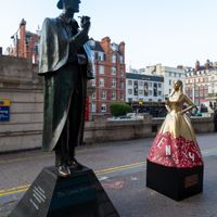 Statue Enola Holmes petite soeur de Sherlock Holmes sur Baker Street à Londres série Netflix avec Millie Bobby Brown