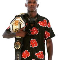 Israel Adesanya avec une chemise Akatsuki Naruto de Hypland fashion mode anime animation manga