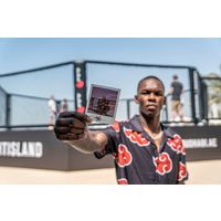 Israel Adesanya avec une chemise Akatsuki Naruto de Hypland fashion mode anime animation manga UFC MMA