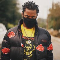 denzel curry avec une doudoune Akatsuki Naruto de Hypland fashion mode anime animation manga rap