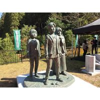 Statue Shingeki No Kyojin L'Attaque Des Titans au barrage Oyama ville natale du mangaka Hajime Isayama