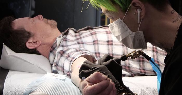 Premier tatouage pour Michael J Fox, l'acteur de Retour Vers Le Futur à 57 ans